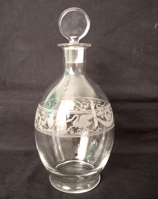 Détail — Carafe en cristal de Baccarat gravé de style Empire