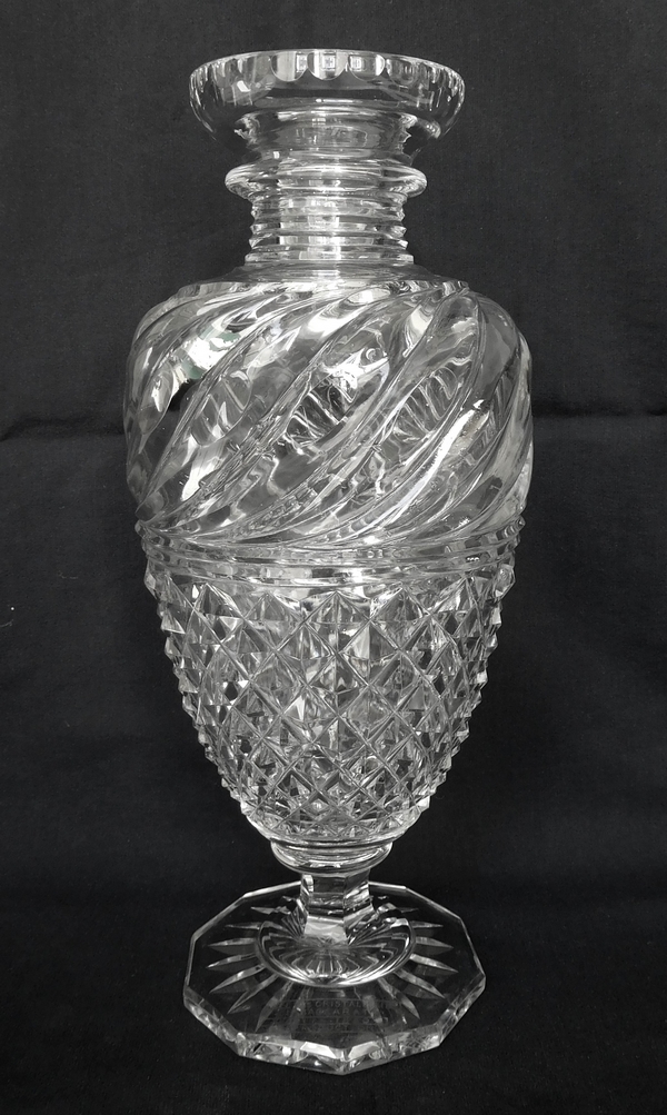 Detail — Charles X style crystal vase signed, Baccarat Museum production - 25cm