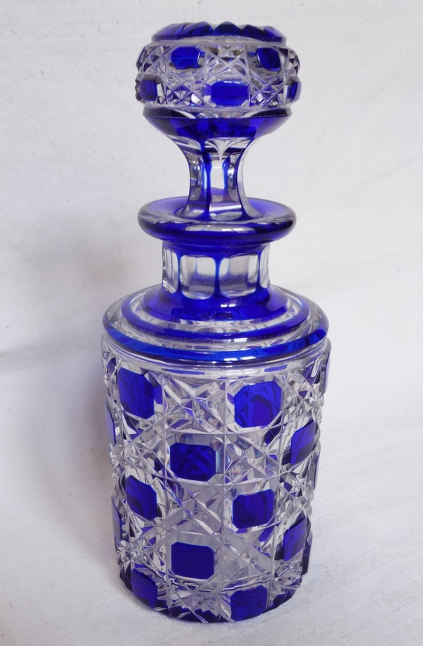 Détail — Flacon de toilette en cristal de Baccarat, modèle Diamants Pierreries doublé bleu - 14,5cm