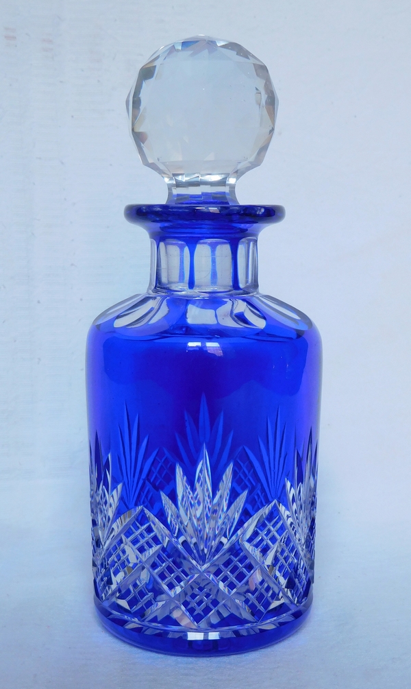 Détail — Flacon à parfum en cristal de Baccarat, cristal overlay bleu cobalt, modèle Douai - 14cm