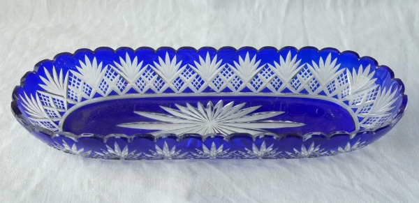Détail — Coupe à brosse en cristal de Baccarat, cristal overlay bleu cobalt, modèle Douai