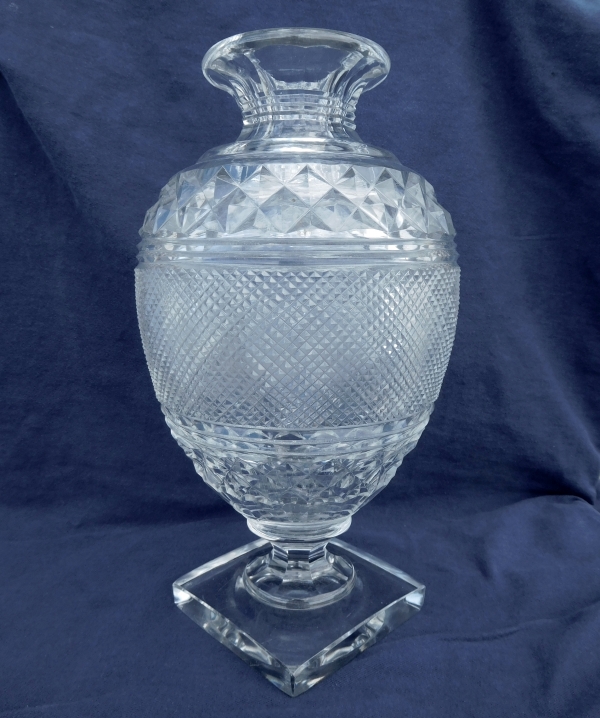 Détail — Grand vase en cristal de Baccarat finement taillé - style Charles X - cachet du Musée