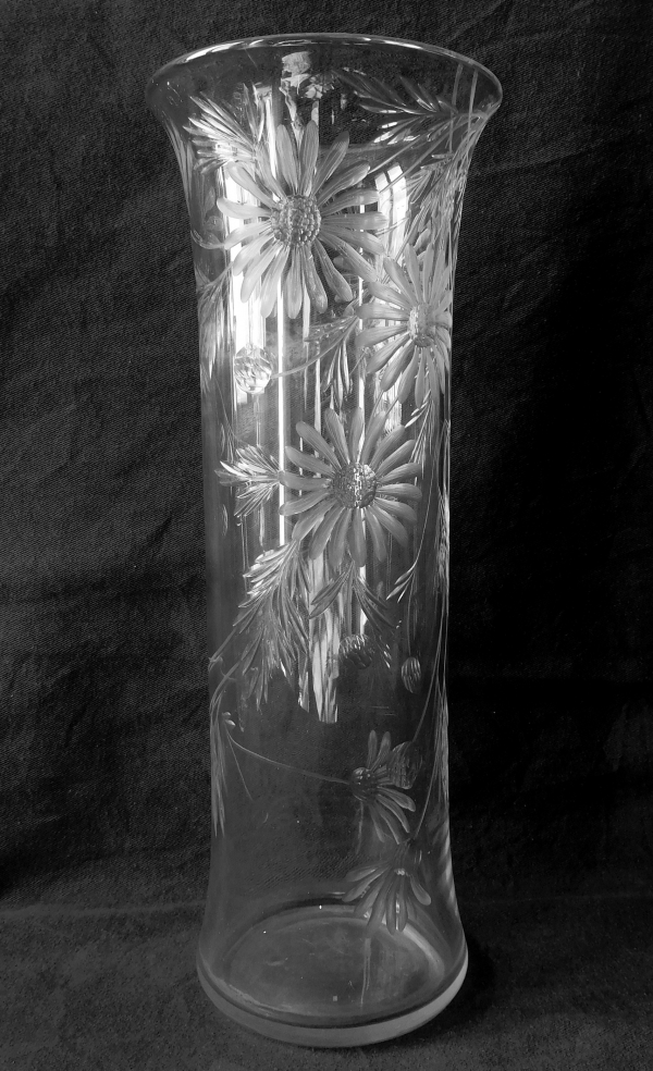 Detail — Tall Baccarat crystal vase, cut and engraved daisies decoration, Art Nouveau production