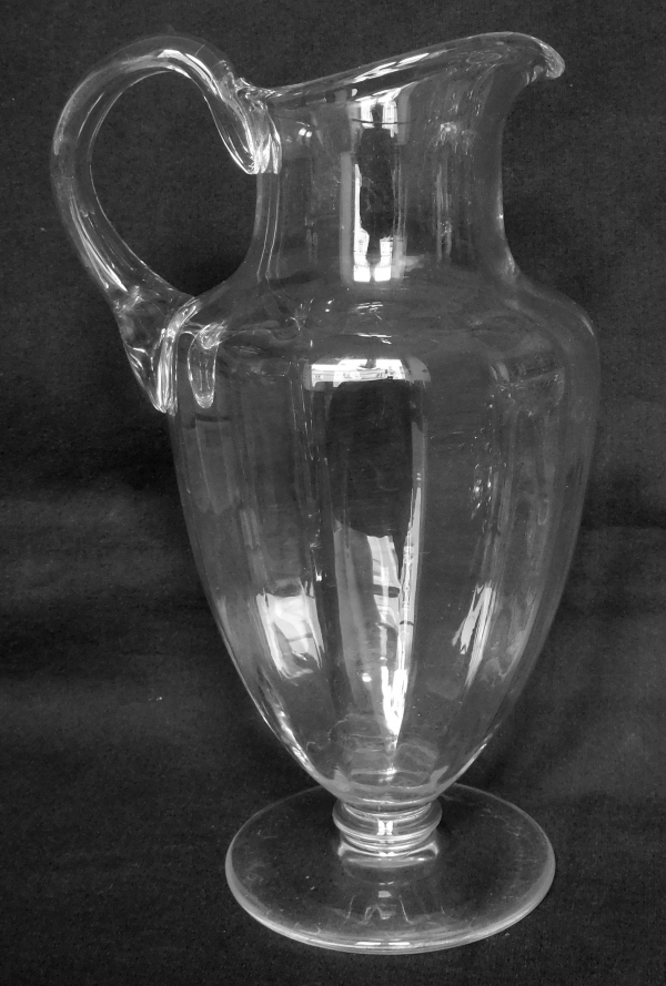 Détail — Carafe à eau / pichet / broc en cristal de Baccarat, modèle Montaigne