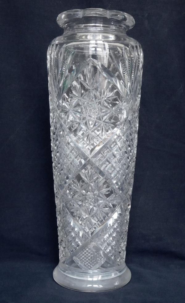 Détail — Grand vase en cristal de Baccarat richement taillé