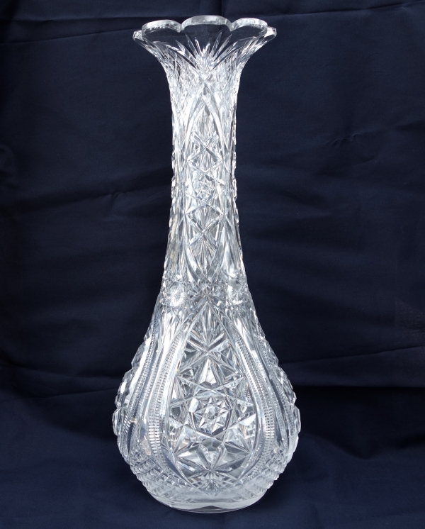 Détail — Spectaculaire vase en cristal de Baccarat, richement taillé - 39,5cm