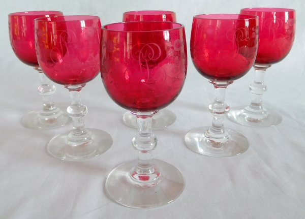 Détail — Série de 6 verres à vin du Rhin en cristal de Baccarat overlay rose, décor de chute de fleurs