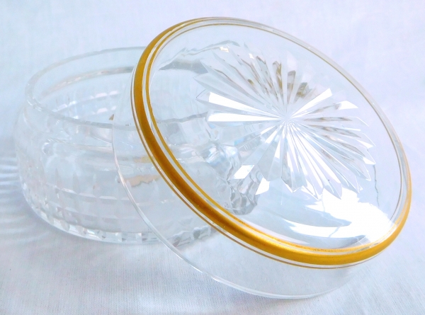 Détail — Boîte à poudre en cristal de Baccarat, modèle Nancy rehaussé de filets or - étiquette