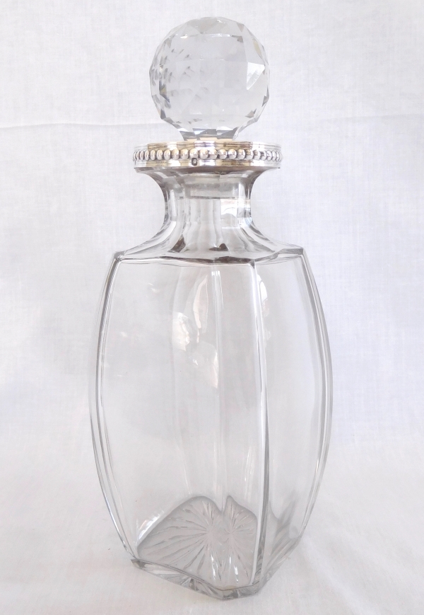 Détail — Grand flacon à whisky forme baril en cristal de Baccarat monté argent massif, étiquette papier
