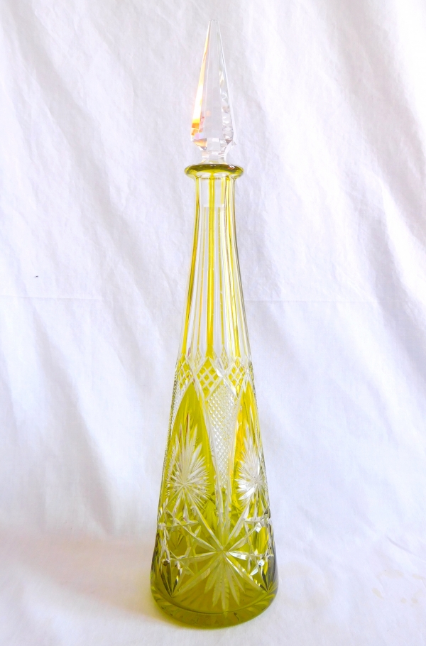 Détail — Grande carafe à vin du Rhin en cristal de Baccarat overlay vert chartreuse