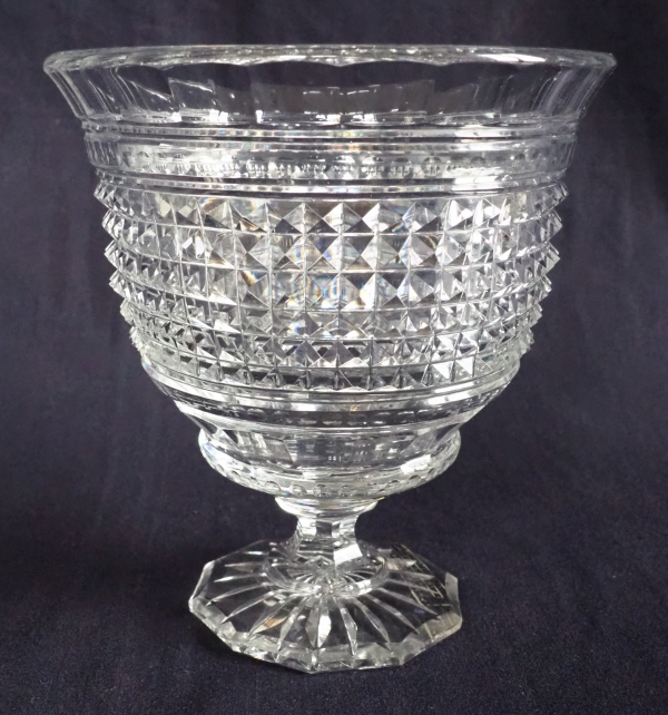Détail — Vase en cristal de Baccarat, cristal taillé en pointes de diamants, musée de Baccarat