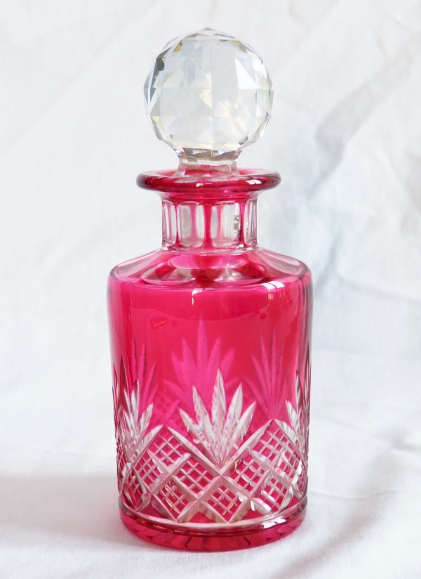 Détail — Flacon à parfum en cristal de Baccarat, cristal overlay rose, modèle Douai - 14cm - étiquette