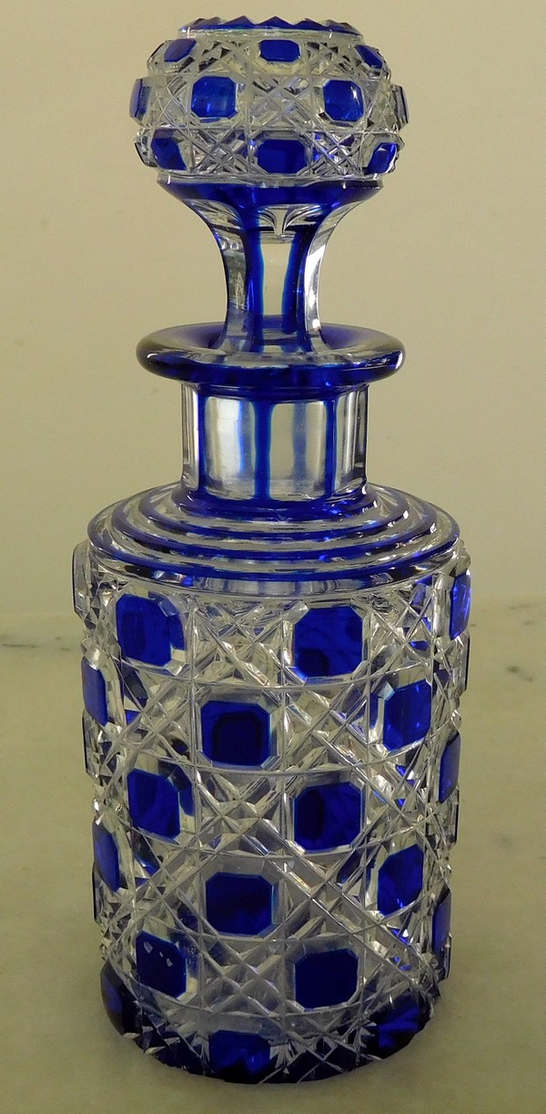 Détail — Flacon de toilette en cristal de Baccarat, modèle Diamants Pierreries doublé bleu
