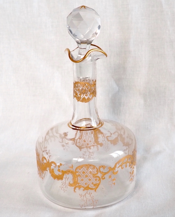 Détail — Carafe à liqueur en cristal de Saint Louis dorée à l'or fin, style Louis XV