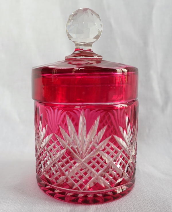 Détail — Boîte à poudre en cristal de Baccarat, cristal overlay rouge rose, modèle Douai - étiquette papier