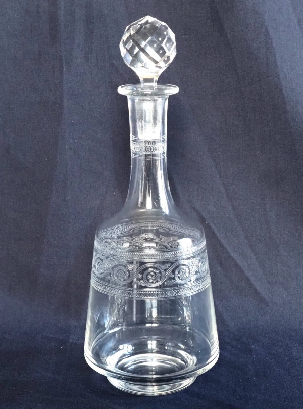 Detail — Baccarat crystal wine decanter - engraved Athenian pattern