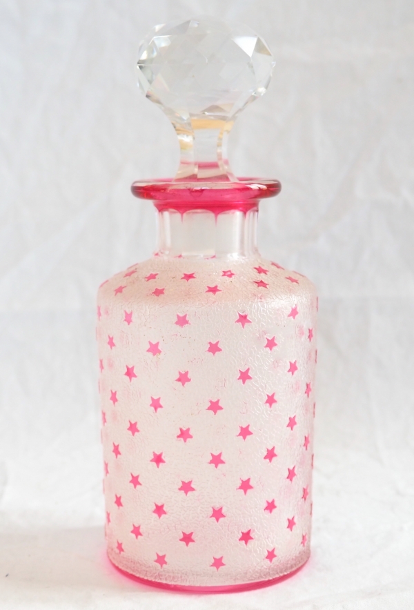 Détail — Flacon à parfum en cristal de Baccarat givré overlay rose, modèle Stella - 17,5cm