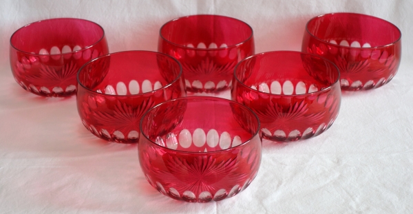 Détail — Série de 6 bols, ramequins en cristal de Baccarat taillé overlay rouge rose