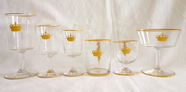 Détail — Service de verres 6 pièces en cristal de Baccarat gravé & doré couronne royale, étiquette papier