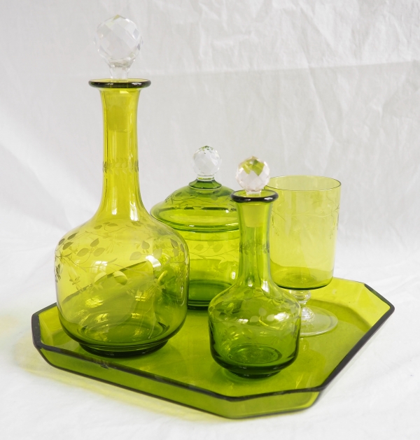 Détail — Service de nuit / verre d'eau en cristal de St Louis taillé et gravé vert chartreuse