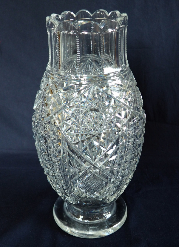 Détail — Spectaculaire vase en cristal de Baccarat taillé - 35,2cm