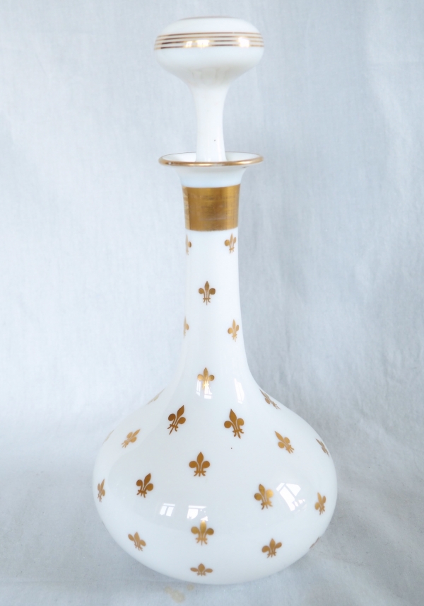 Détail — Cristal de Baccarat : carafe à vin à décor royaliste légitimiste en opaline à fleurs de lys dorées