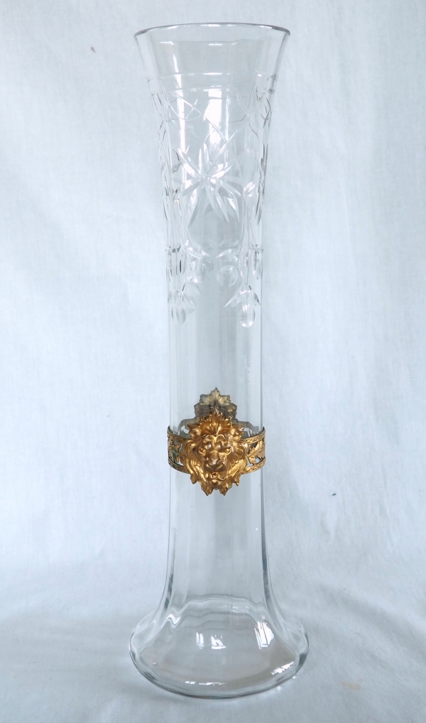 Détail — Très grand vase en cristal de Baccarat taillé, monture en laiton doré à mufle de lion - vers 1900