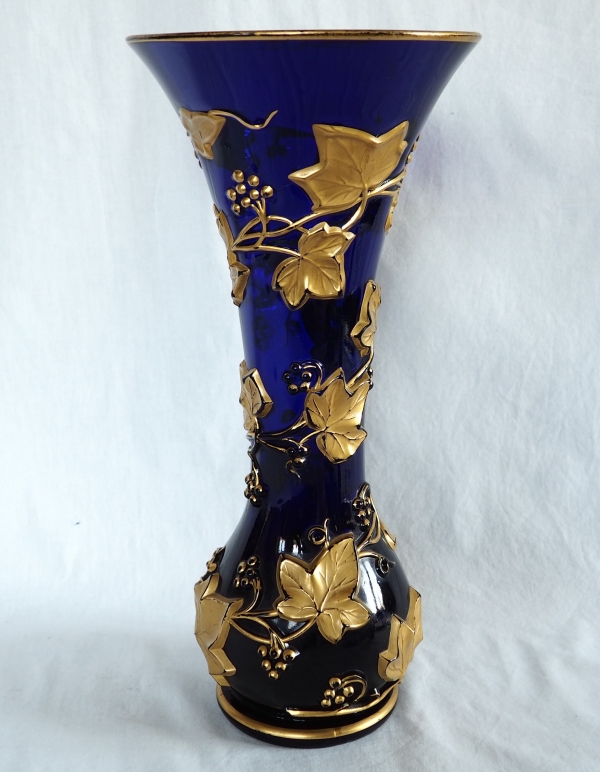 Detail — Tall Baccarat crystal vase, cobalt blue crystal enhanced with gilt ivy pattern