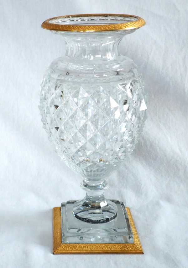 Détail — Vase d'époque Charles X en cristal du Creusot taillé, monture en bronze doré