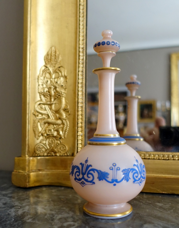 Détail — Baccarat : carafe à liqueur en opaline peinte - étiquette papier, vers 1880