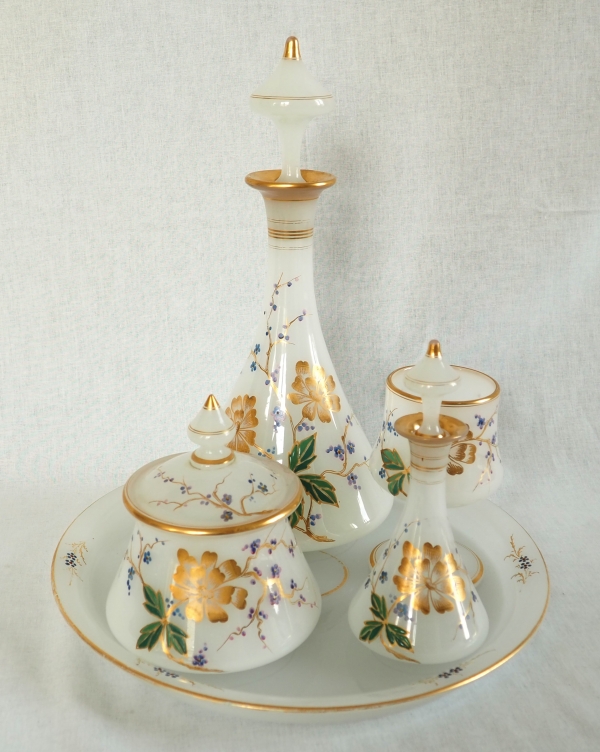Détail — Baccarat : service de nuit en opaline dorée et émaillée, époque Napoléon III vers 1870