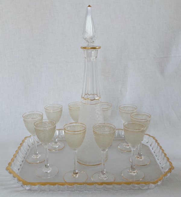 Détail — Service à liqueur en cristal de Saint Louis à effet givré et doré : carafes, verres et plateau