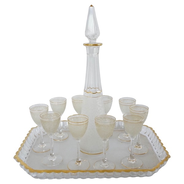 Service à liqueur en cristal de Saint Louis à effet givré et doré : carafes, verres et plateau