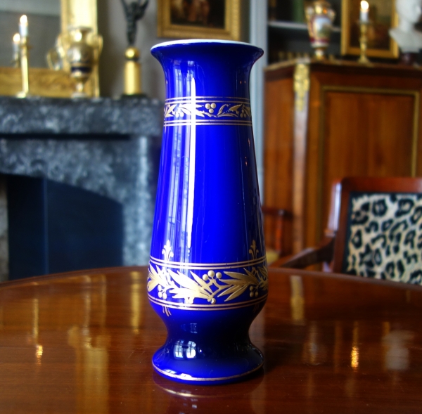 Detail — Baccarat - tall opalin and crystal vase, blue overlay cristal enhanced with fin gold - 25cm