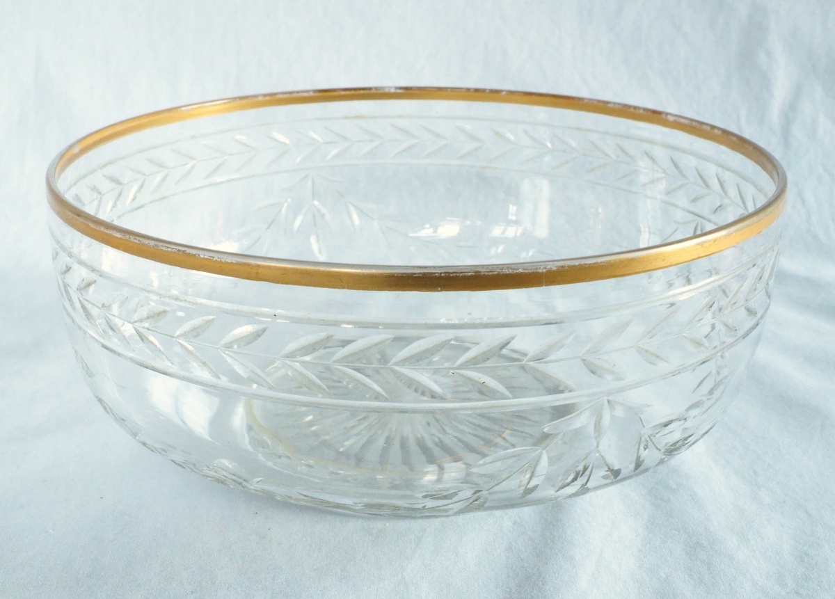 Détail — Saladier en cristal de Baccarat taillé aux lauriers, bordure dorée à l'or fin