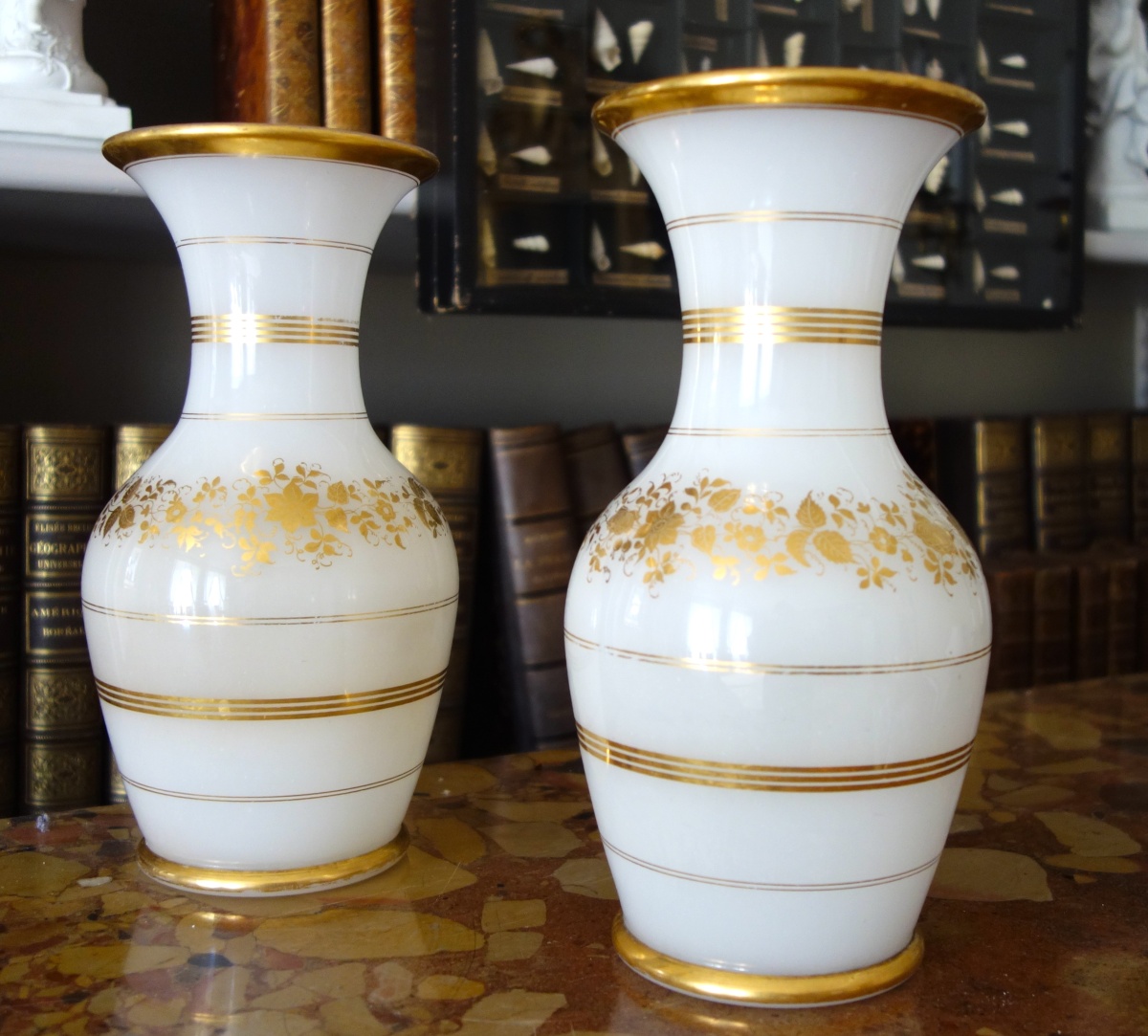 Détail — Baccarat - paire de vases en opaline blanche à décor or - milieu XIXe siècle