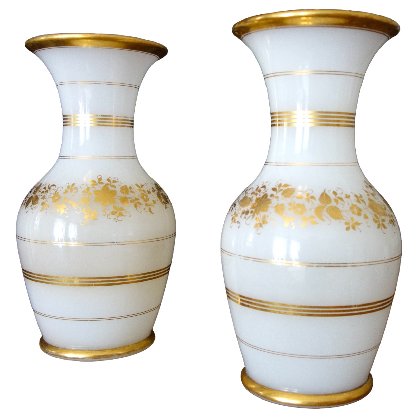 Baccarat - paire de vases en opaline blanche à décor or - milieu XIXe siècle