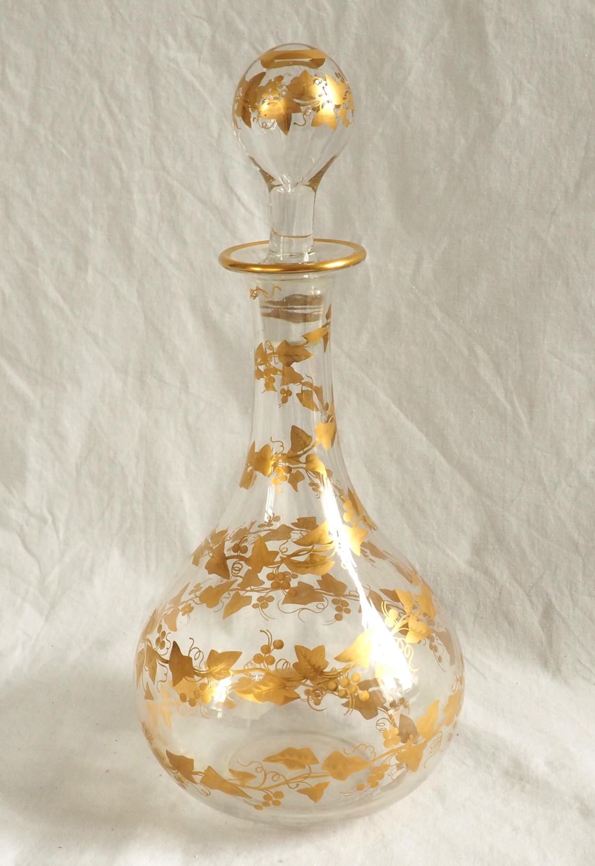Détail — Carafe à vin en cristal de Baccarat, décor de lierre à l'or fin, époque Napoléon III
