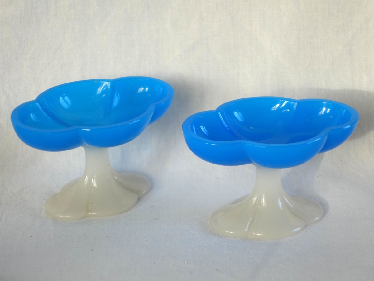 Détail — Baccarat : paire de baguiers, coupes polylobées en opaline bleue et blanche d'époque Charles X
