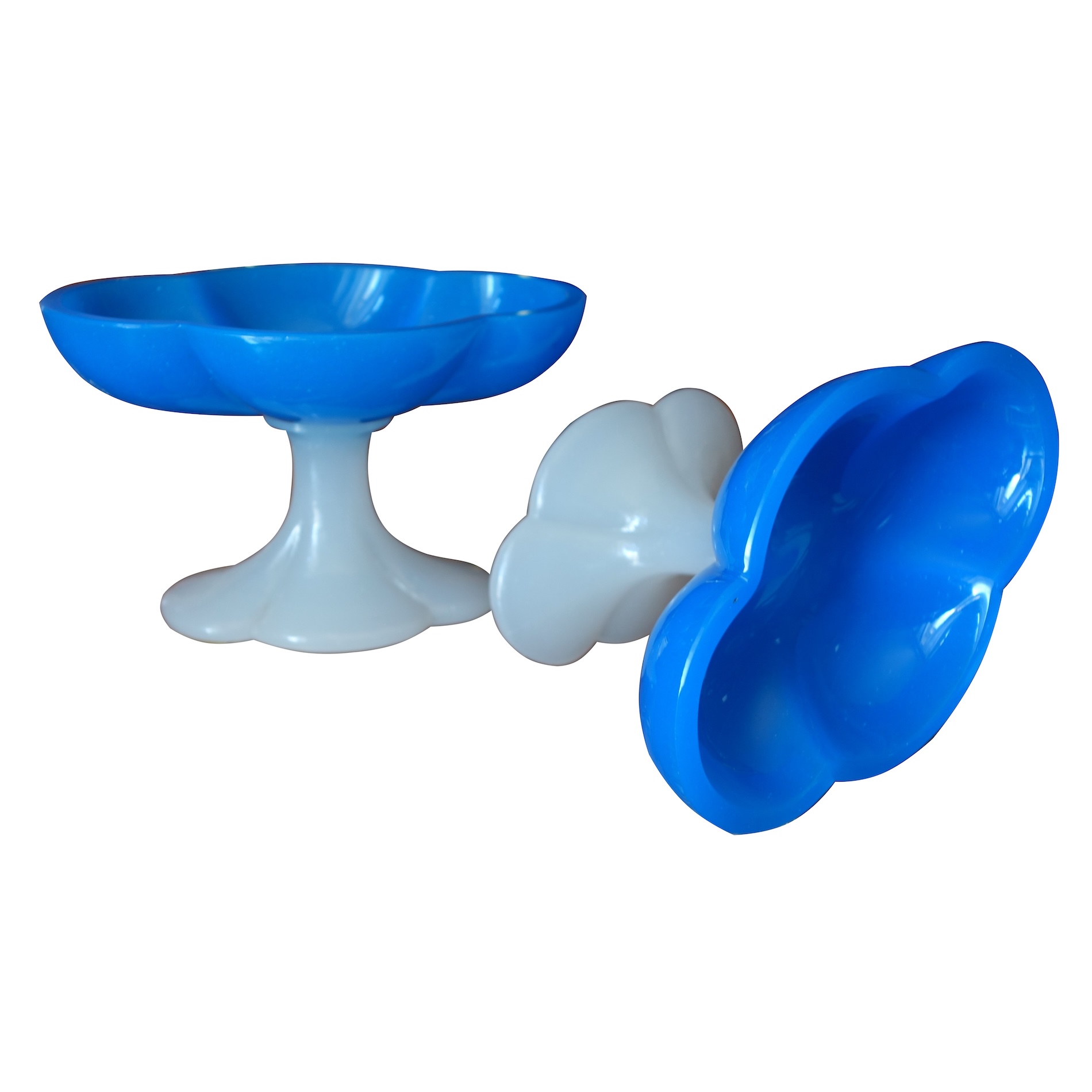 Baccarat : paire de baguiers, coupes polylobées en opaline bleue et blanche d'époque Charles X