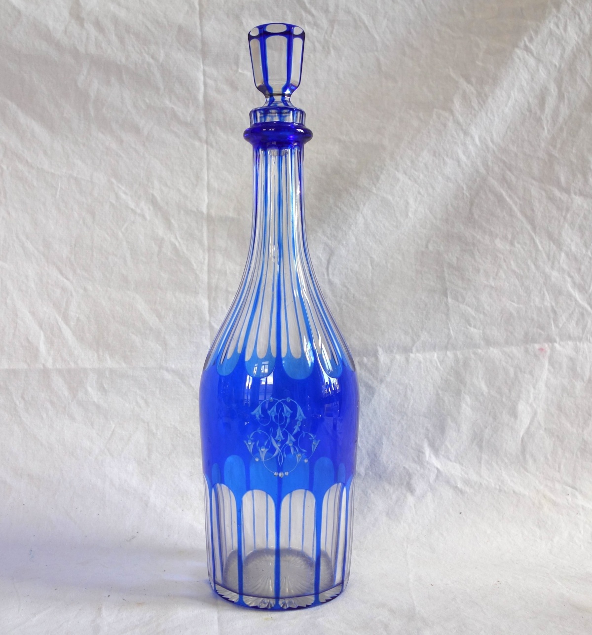 Detail — Baccarat crystal bottle, blue overlay crystal - RV monogramme