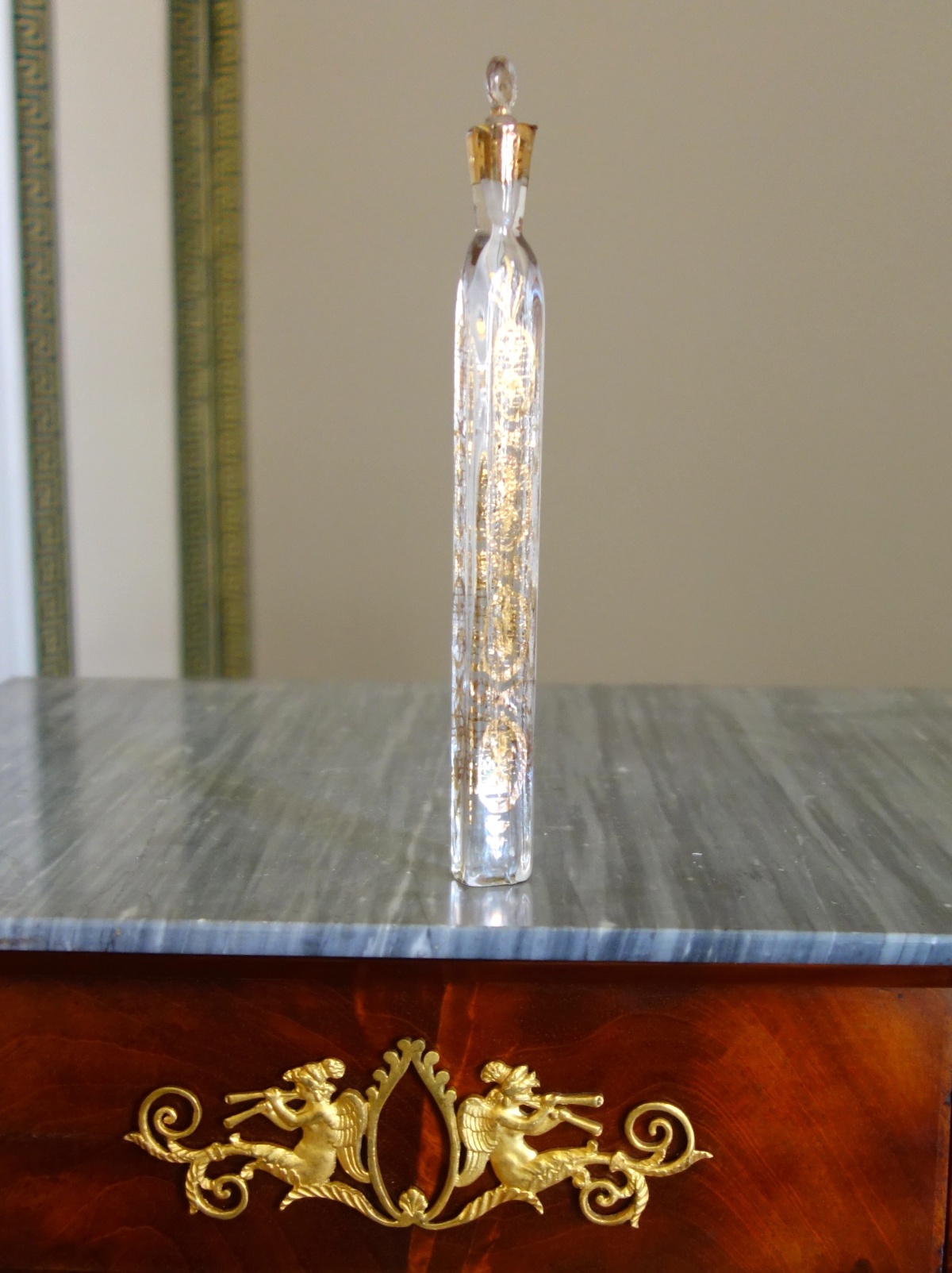 Détail — Flacon de parfum de voyage ou flacon à sels en verre doré, époque XVIIIe siècle