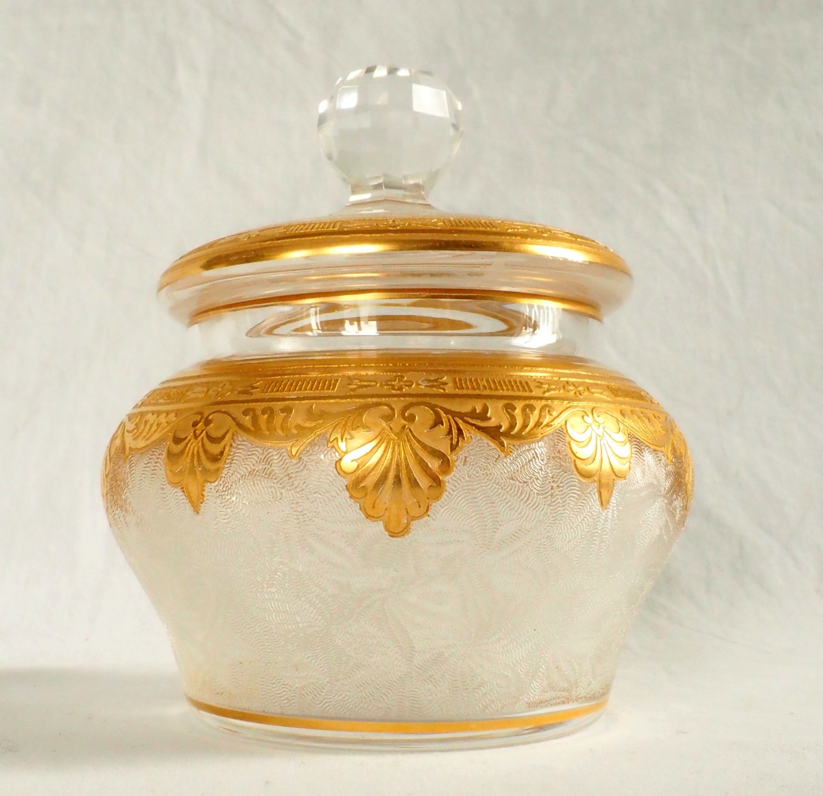 Détail — Sucrier en cristal de Saint Louis gravé et doré à l'or fin - modèle Nelly de style Empire