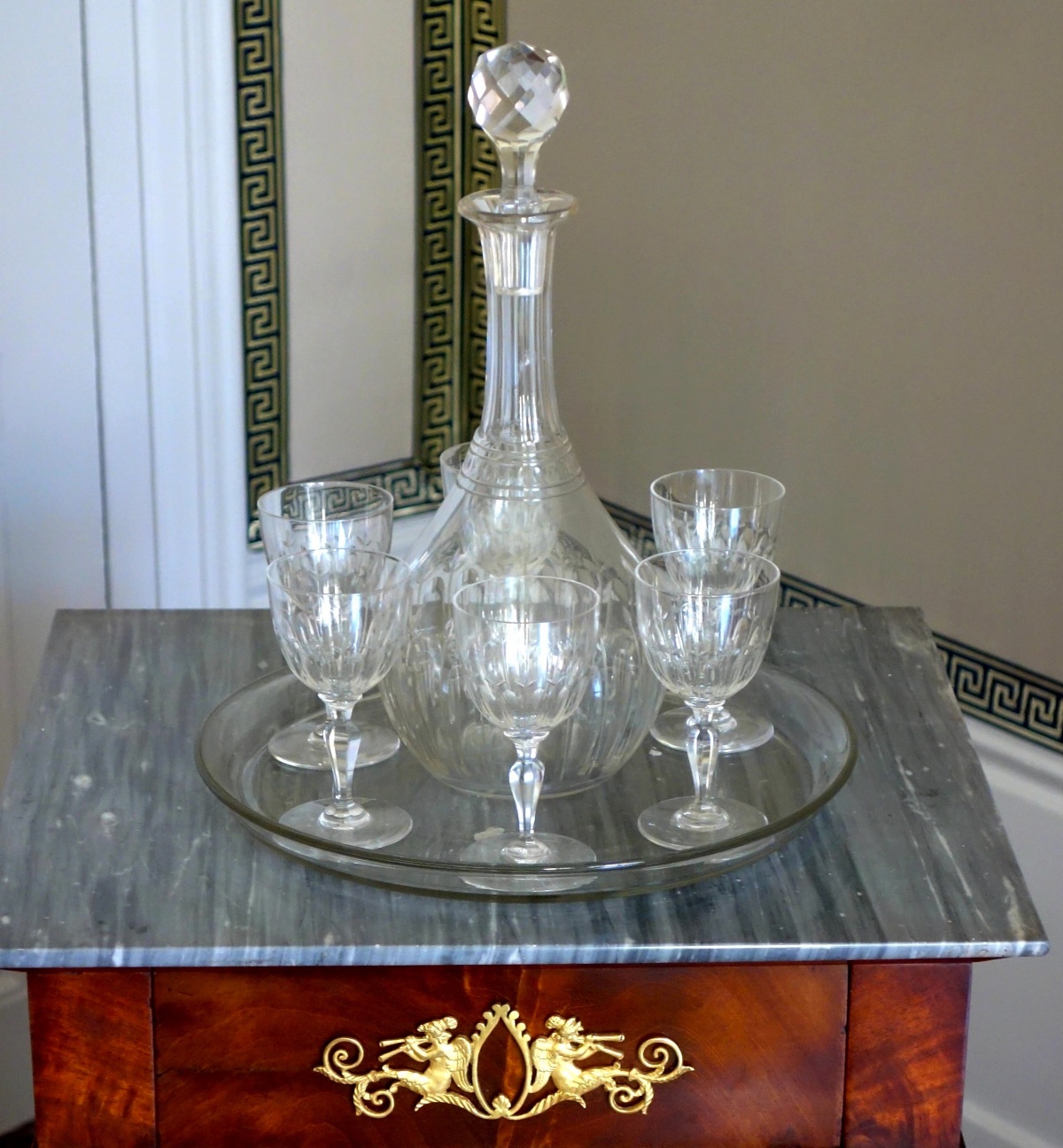 Détail — Service à porto en cristal de Baccarat taillé - modèle au décor Louis XVI
