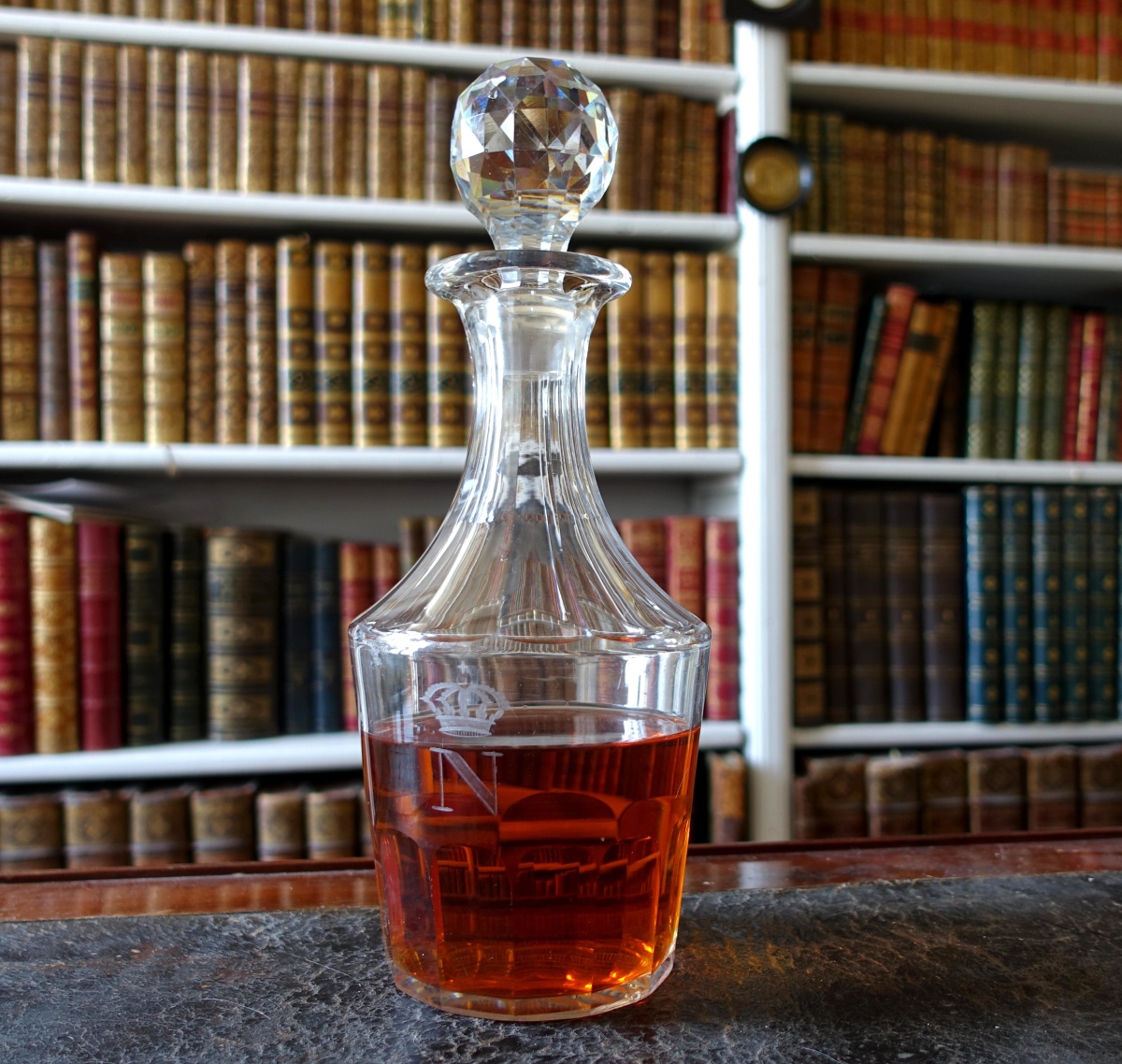 Détail — Carafe à cognac / whisky du service Impérial en cristal de Baccarat : N & couronne de Napoléon III