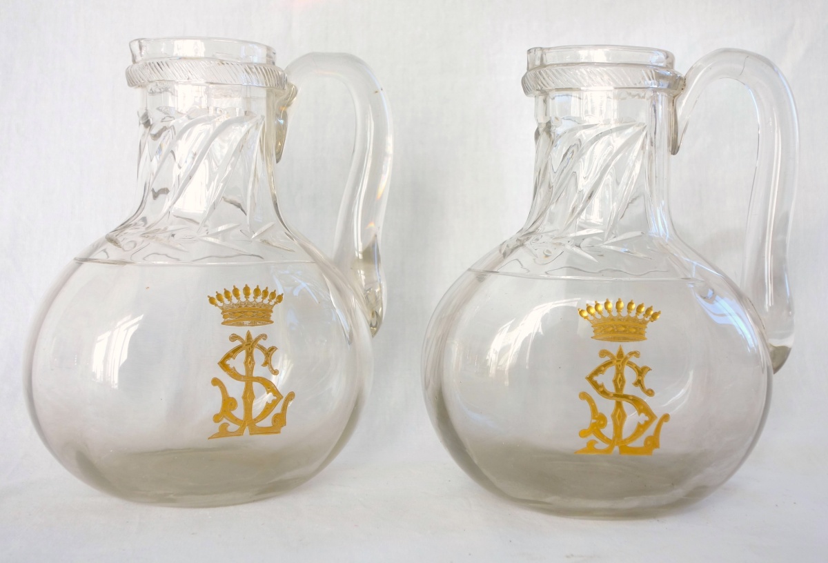 Détail — Paire de pichets à eau en cristal de Saint Louis modèle Cluny gravé doré couronne comtale