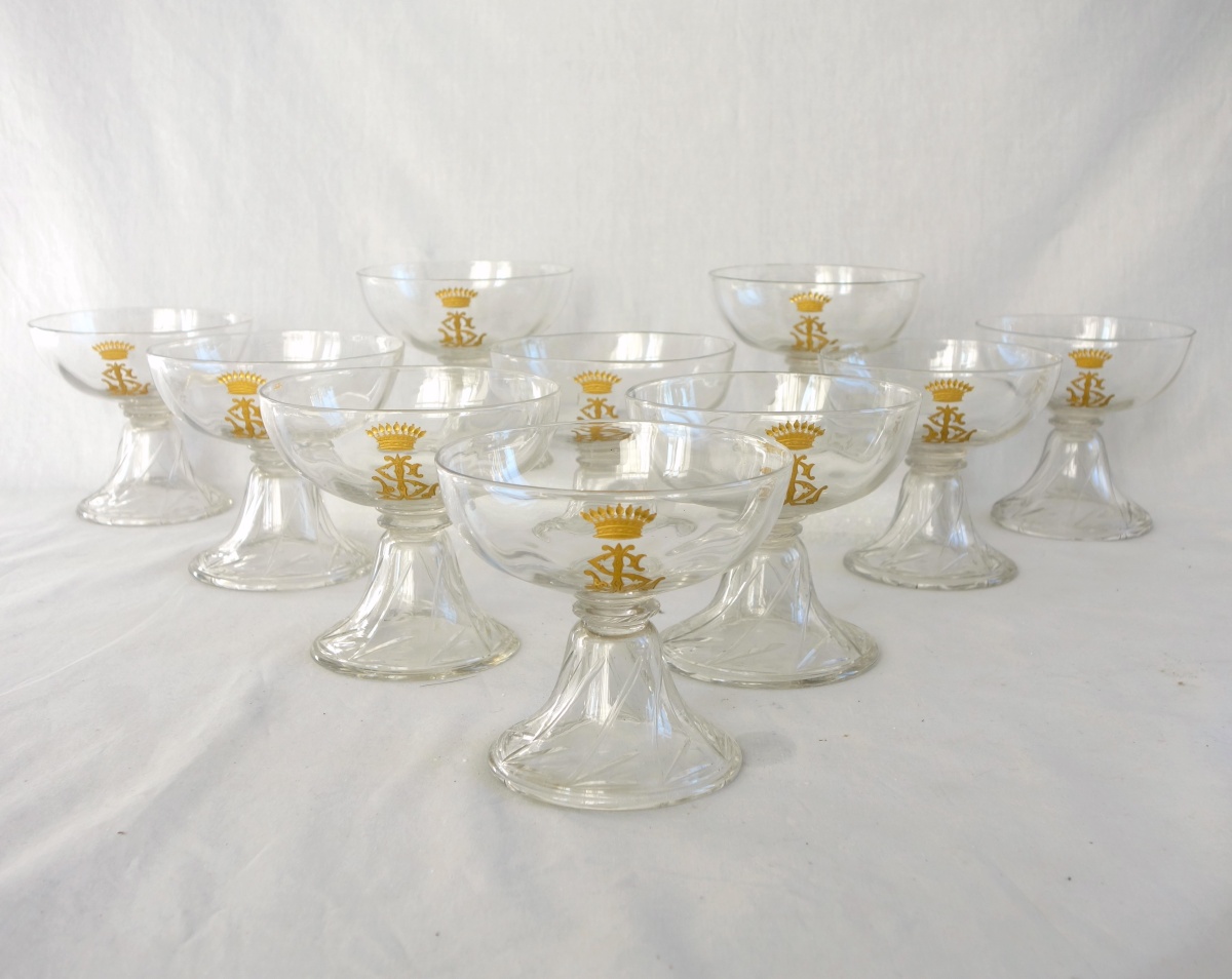 Detail — 10 St Louis crystal champagne glasses - Cluny pattern - gilt crown of Count