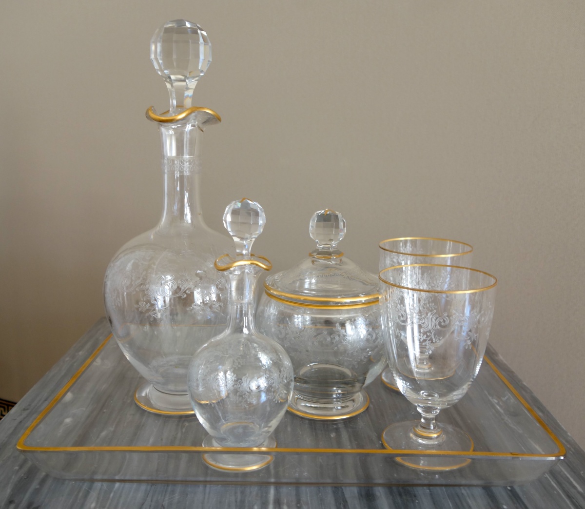 Détail — Service verre d'eau / service de nuit 6 pièces en cristal de Baccarat décor Sévigné doré