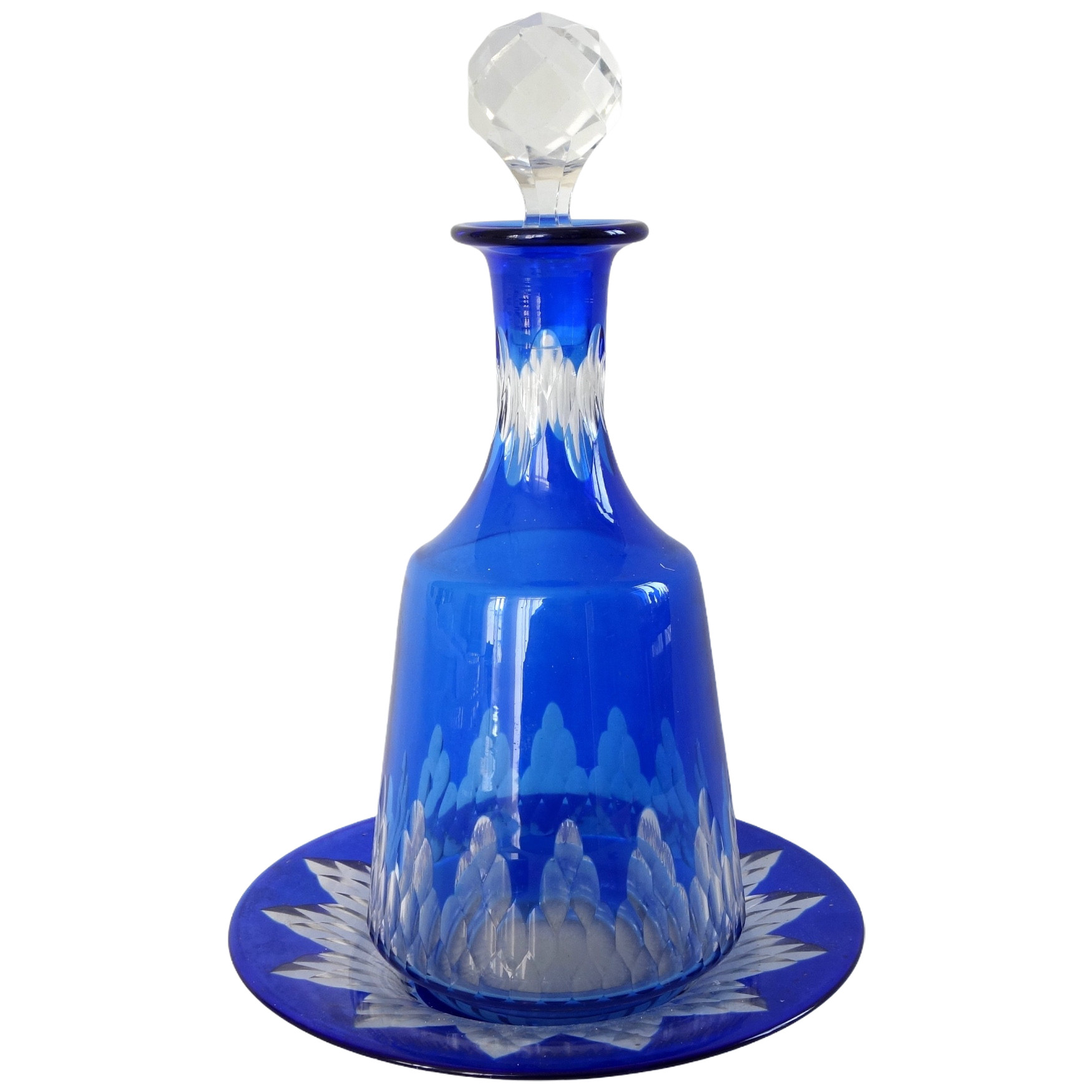 Carafe en cristal de Baccarat taillé doublé bleu et sa soucoupe, modèle Champigny