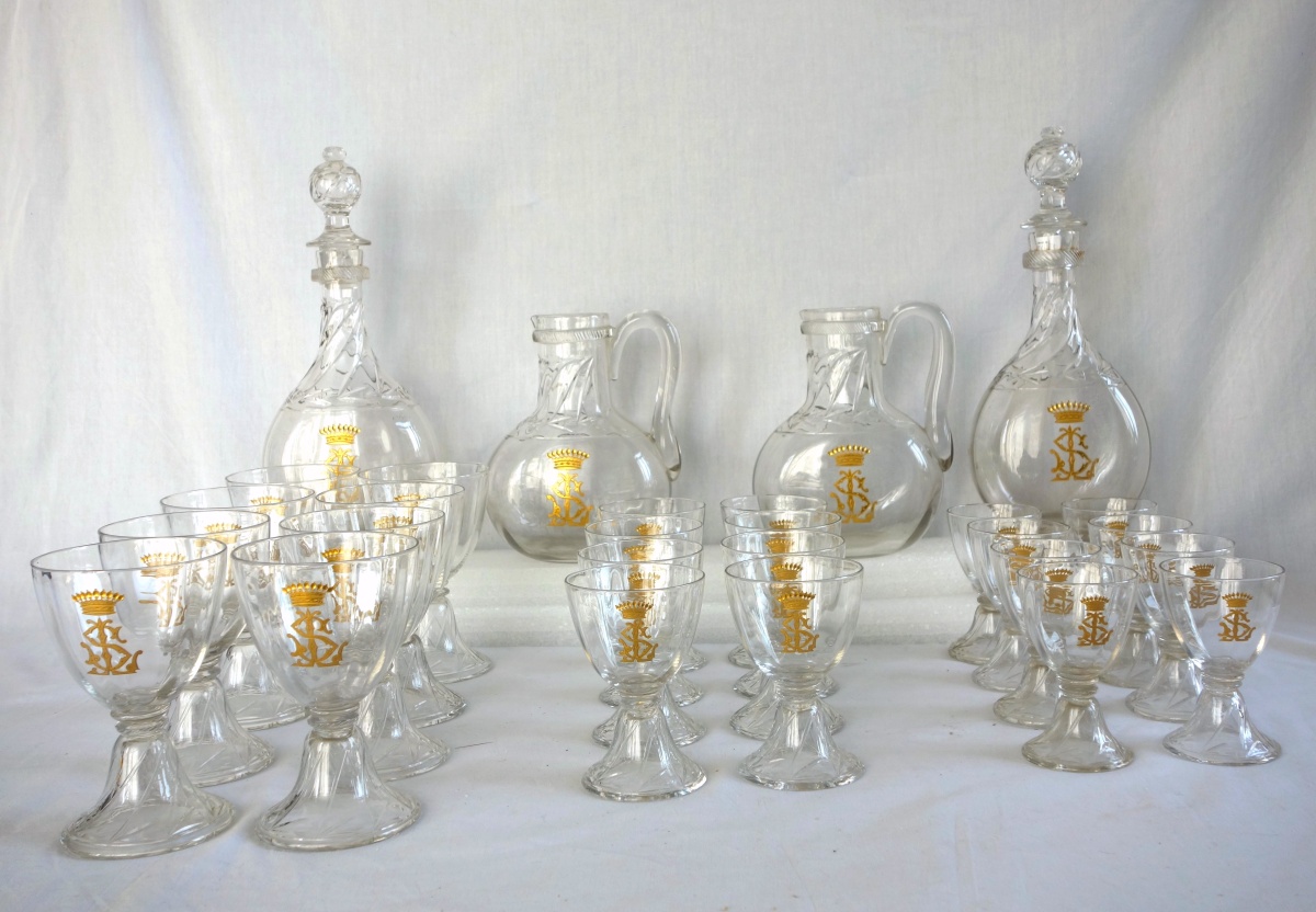 Détail — Service de verres en cristal de St Louis pour 8 - 28 pièces modèle Cluny doré couronne comtale